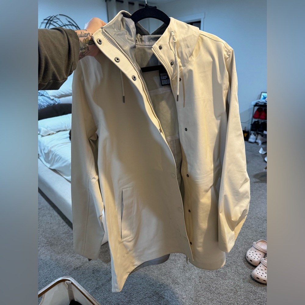 Vuori women’s Cream Hooded Raincoat